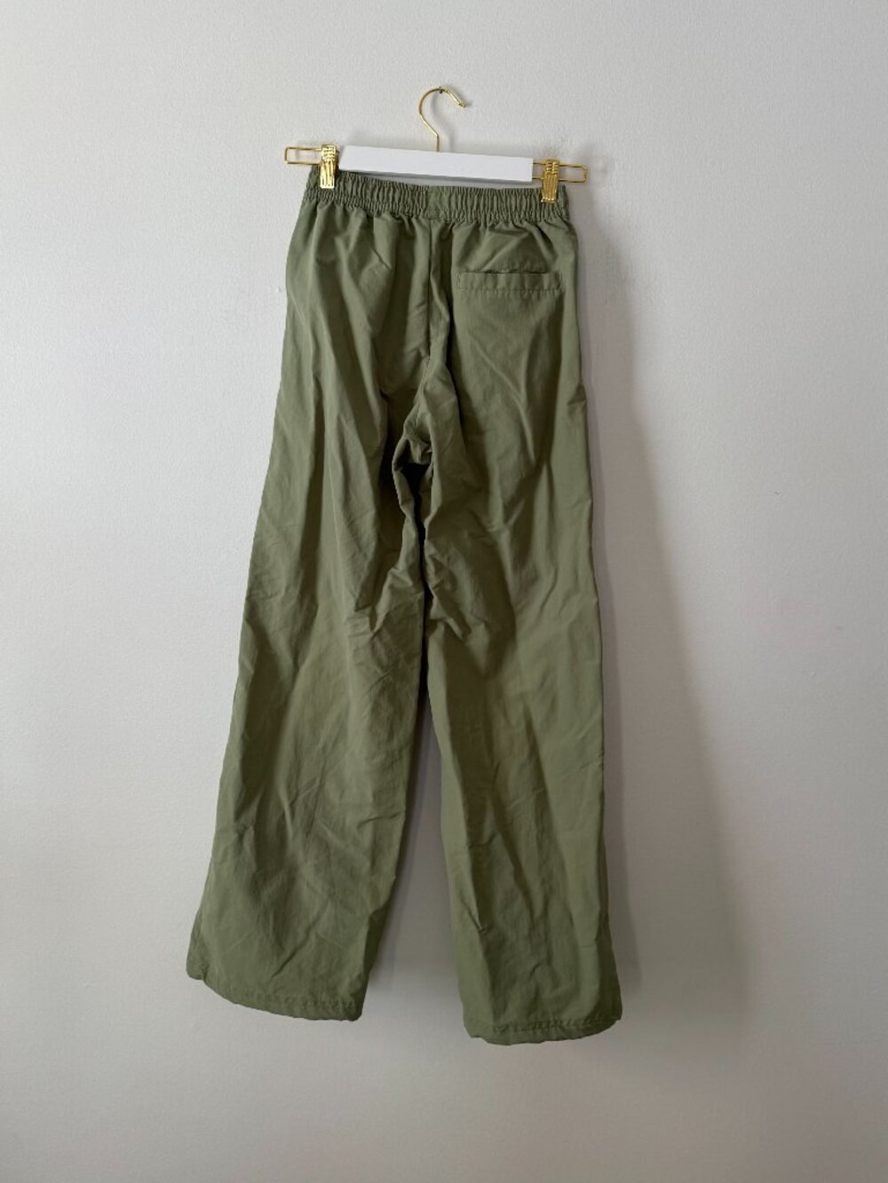 Nike Everythings Woven Mid Rise Open Hem Pant in Olive - Picture 5 of 14